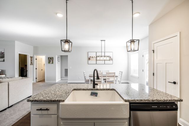 150 Crabourne Dr, White House, TN 37188