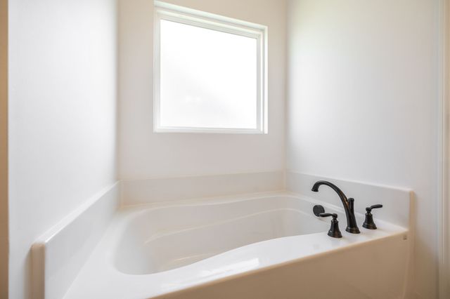 150 Crabourne Dr, White House, TN 37188