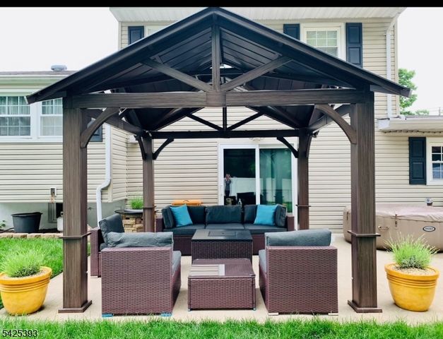 802 Riverbend Dr, Clark Twp., NJ 07066