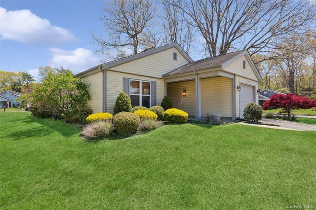 8 Coventry Court, Ridge, NY 11961
