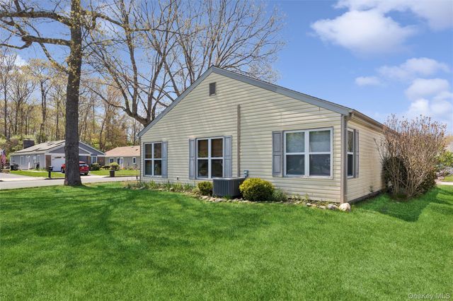 8 Coventry Court, Ridge, NY 11961