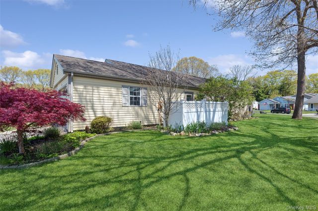8 Coventry Court, Ridge, NY 11961