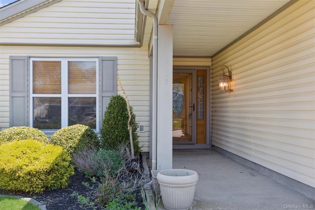 8 Coventry Court, Ridge, NY 11961