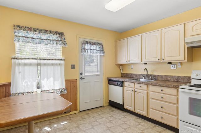 8 Coventry Court, Ridge, NY 11961