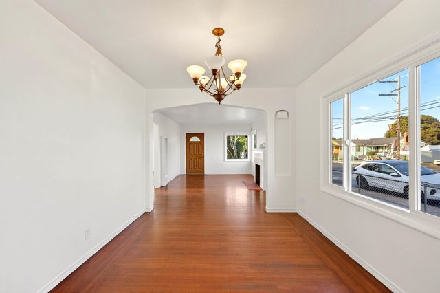 10200 Royal Ann St, Oakland, CA 94603