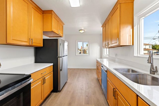 10200 Royal Ann St, Oakland, CA 94603