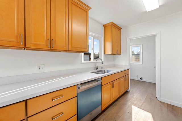 10200 Royal Ann St, Oakland, CA 94603