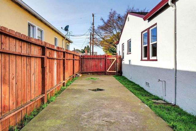 10200 Royal Ann St, Oakland, CA 94603
