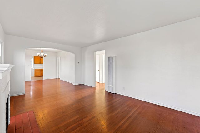 10200 Royal Ann St, Oakland, CA 94603