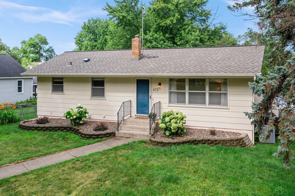 672 Goodview Avenue N, Oakdale, MN 55128
