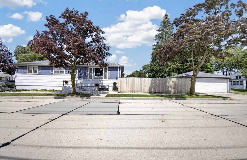 744 Shoreland DRIVE, Racine, WI 53402