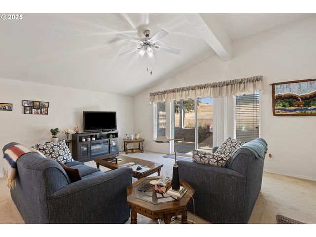 275 LITTLEBROOK Ln, Roseburg, OR 97471