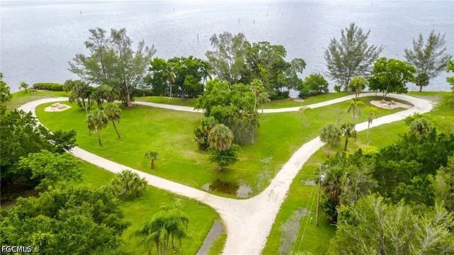 5524 Sir Walter WAY, North Fort Myers, FL 33917