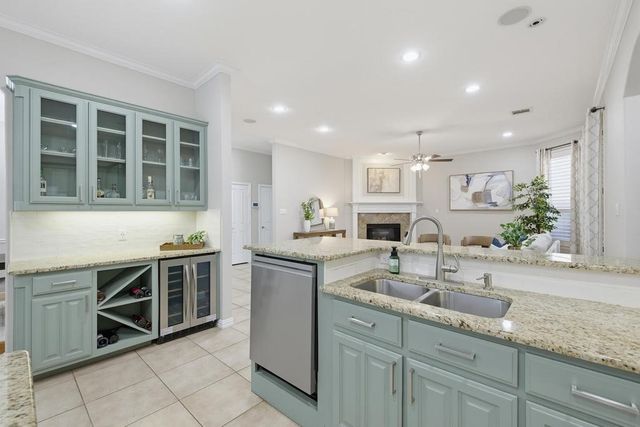 1906 Fountain Wood Drive, Euless, TX 76039