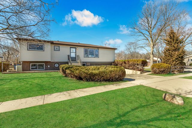 426 S Cedarcrest Drive, Schaumburg, IL 60193