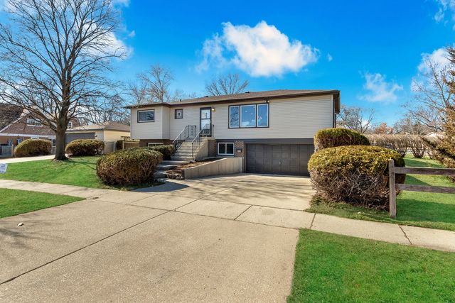 426 S Cedarcrest Drive, Schaumburg, IL 60193
