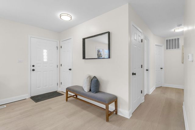 426 S Cedarcrest Drive, Schaumburg, IL 60193