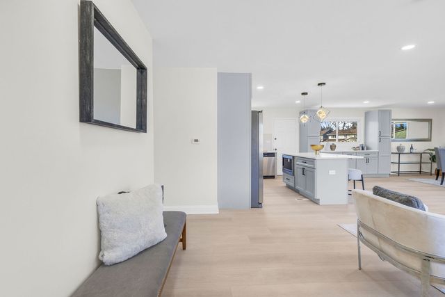 426 S Cedarcrest Drive, Schaumburg, IL 60193