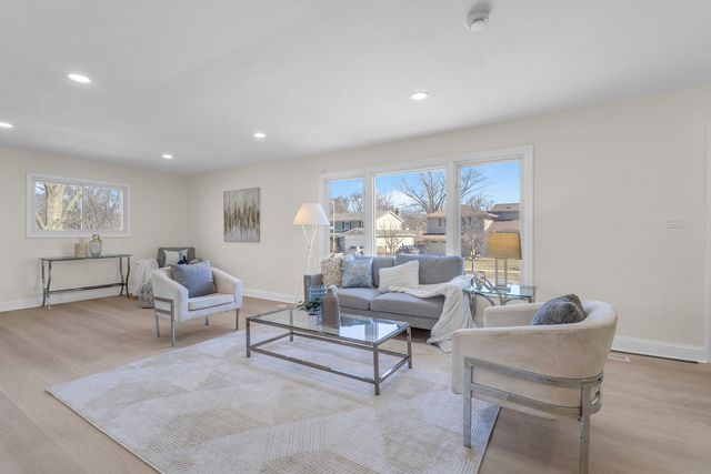 426 S Cedarcrest Drive, Schaumburg, IL 60193