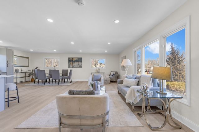 426 S Cedarcrest Drive, Schaumburg, IL 60193