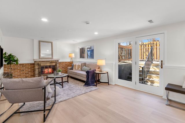 426 S Cedarcrest Drive, Schaumburg, IL 60193