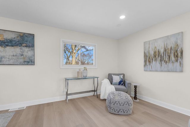 426 S Cedarcrest Drive, Schaumburg, IL 60193