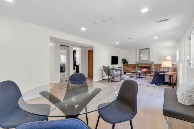 426 S Cedarcrest Drive, Schaumburg, IL 60193