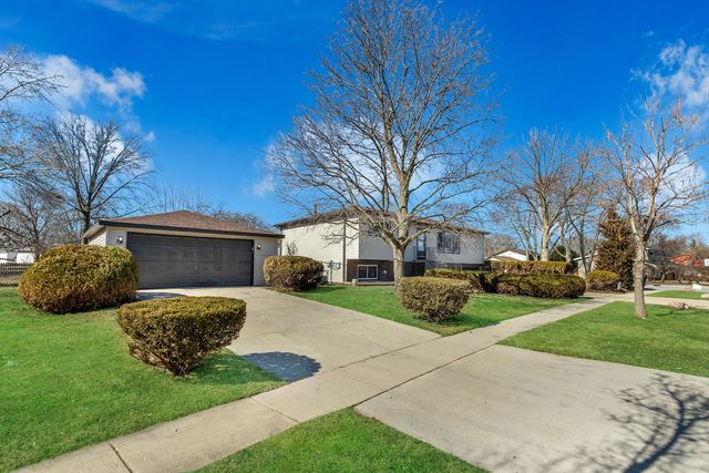 426 S Cedarcrest Drive, Schaumburg, IL 60193
