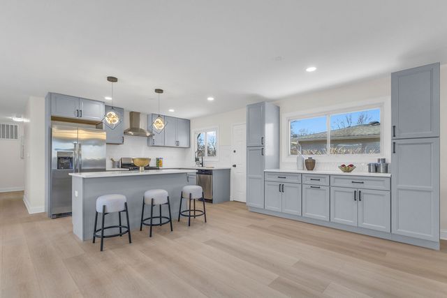 426 S Cedarcrest Drive, Schaumburg, IL 60193