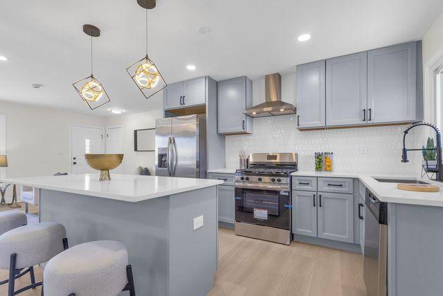 426 S Cedarcrest Drive, Schaumburg, IL 60193