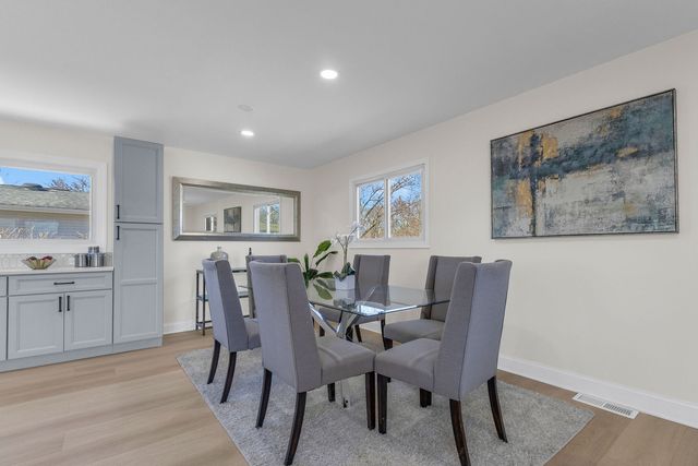 426 S Cedarcrest Drive, Schaumburg, IL 60193