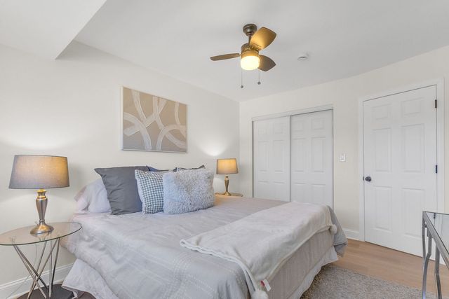 426 S Cedarcrest Drive, Schaumburg, IL 60193