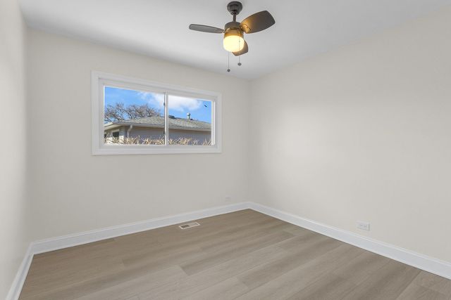 426 S Cedarcrest Drive, Schaumburg, IL 60193