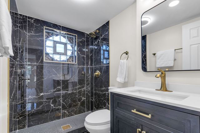 426 S Cedarcrest Drive, Schaumburg, IL 60193