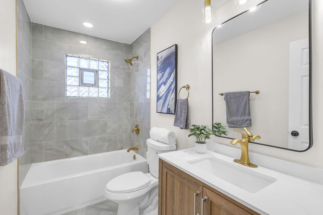 426 S Cedarcrest Drive, Schaumburg, IL 60193