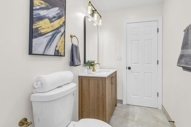 426 S Cedarcrest Drive, Schaumburg, IL 60193