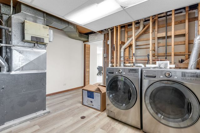 426 S Cedarcrest Drive, Schaumburg, IL 60193