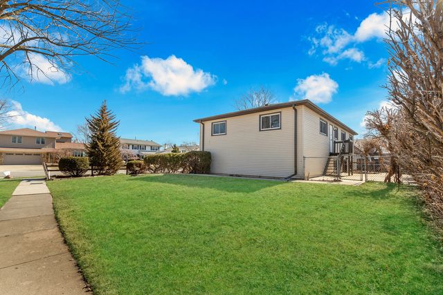 426 S Cedarcrest Drive, Schaumburg, IL 60193