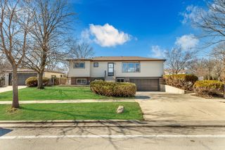 426 S Cedarcrest Drive, Schaumburg, IL 60193