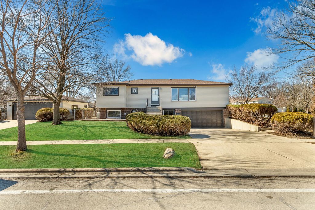 426 S Cedarcrest Drive, Schaumburg, IL 60193