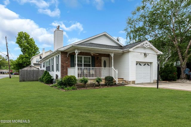 16 Avenue A, Helmetta, NJ 08828