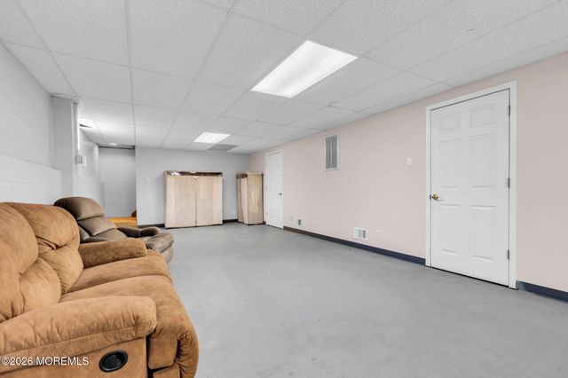 16 Avenue A, Helmetta, NJ 08828