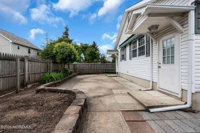 16 Avenue A, Helmetta, NJ 08828