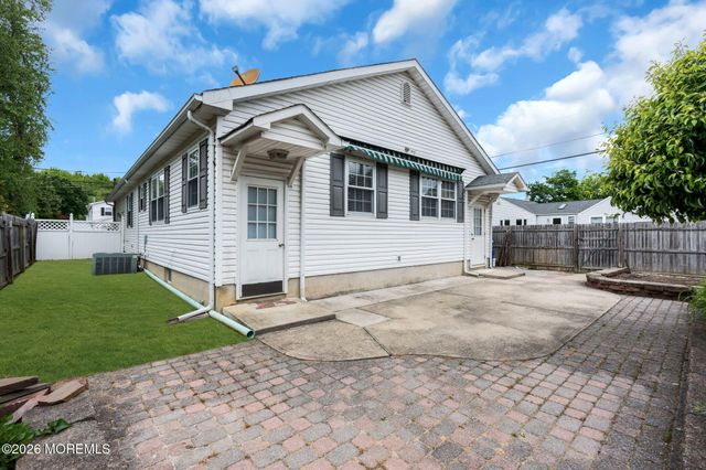 16 Avenue A, Helmetta, NJ 08828
