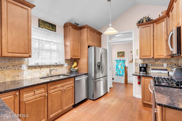 16 Avenue A, Helmetta, NJ 08828