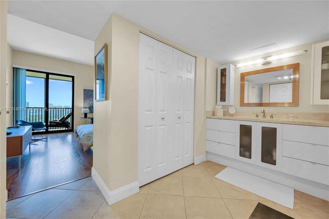 20379 W Country Club Dr PH-36, Aventura, FL 33180