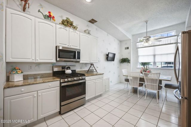 25 Wellfleet Street, Monroe, NJ 08831