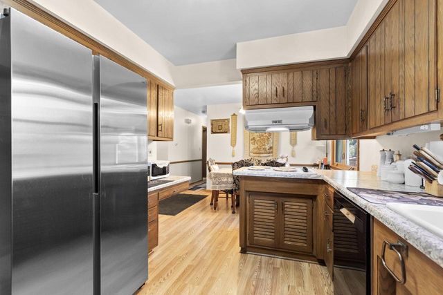 5830 Lakeview DRIVE, Milwaukee, WI 53219
