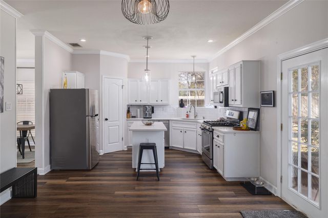 2210 Parkland CV, Round Rock, TX 78681