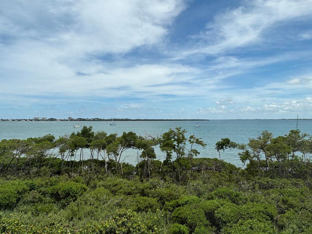 Image 16 of property listing at 23 Harbour Isle Drive W 303, Fort Pierce, FL 34949